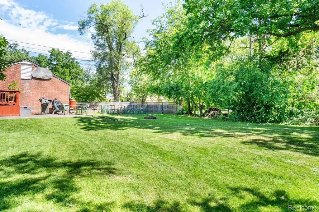28090 Sunset Boulevard W Lathrup Village City MI 48076