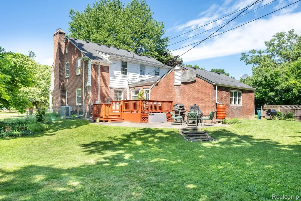 28090 Sunset Boulevard W Lathrup Village City MI 48076