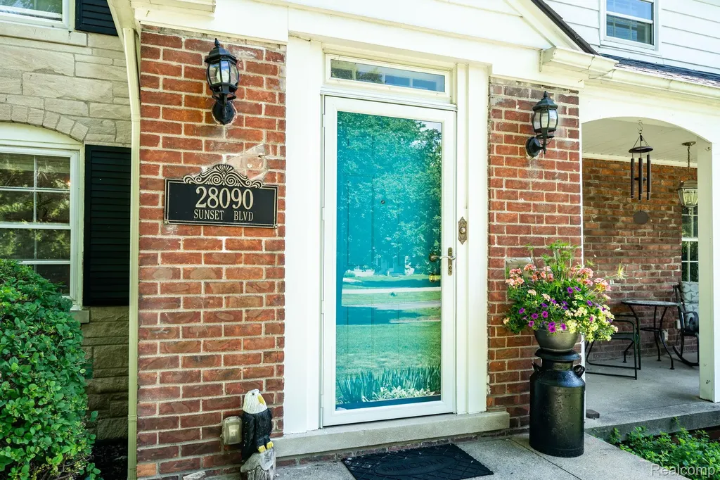 28090 Sunset Boulevard W Lathrup Village City MI 48076