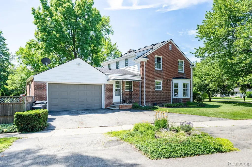 28090 Sunset Boulevard W Lathrup Village City MI 48076