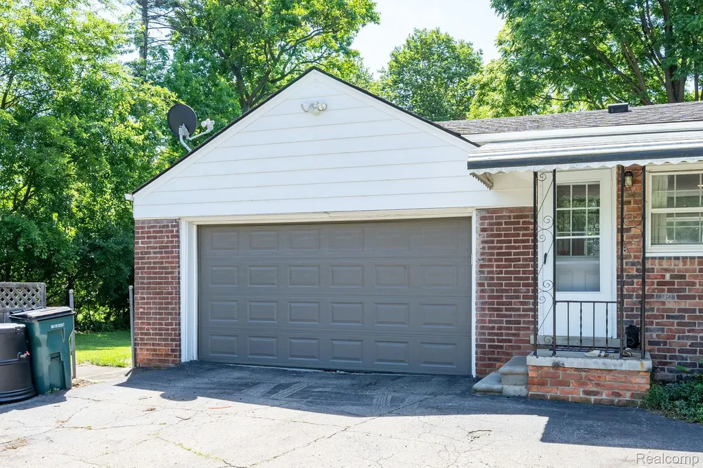 28090 Sunset Boulevard W Lathrup Village City MI 48076
