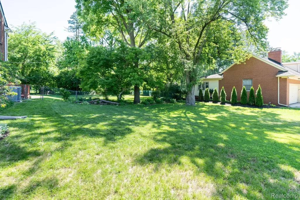 28090 Sunset Boulevard W Lathrup Village City MI 48076
