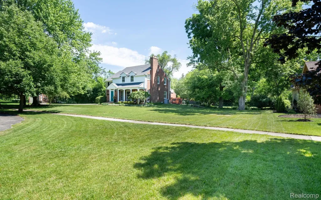 28090 Sunset Boulevard W Lathrup Village City MI 48076