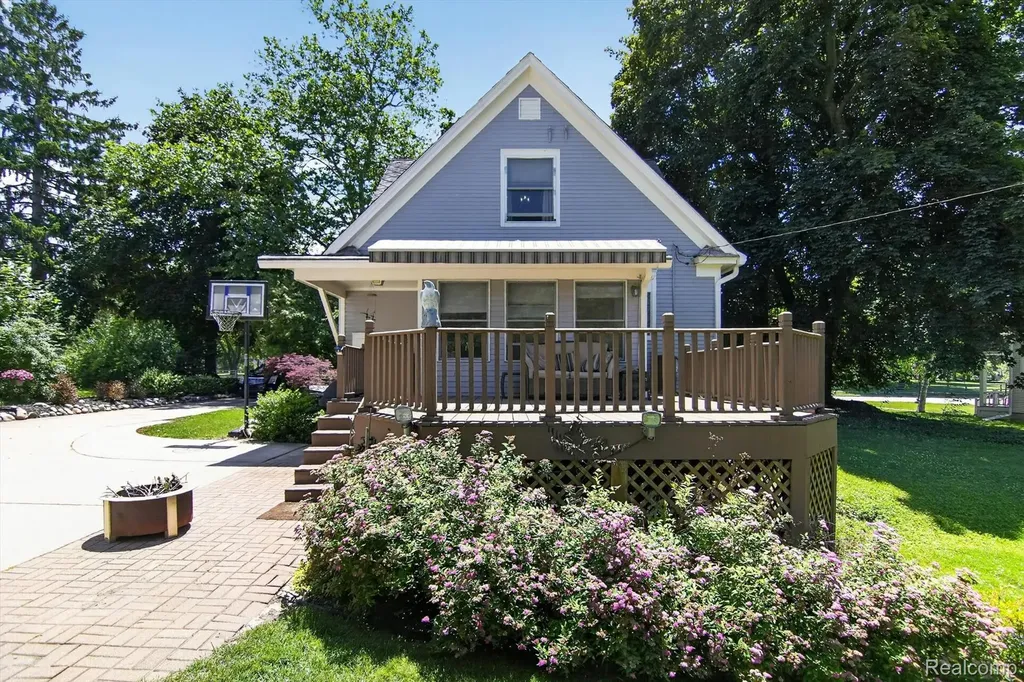 315 E Michigan Avenue Saline City MI 48176