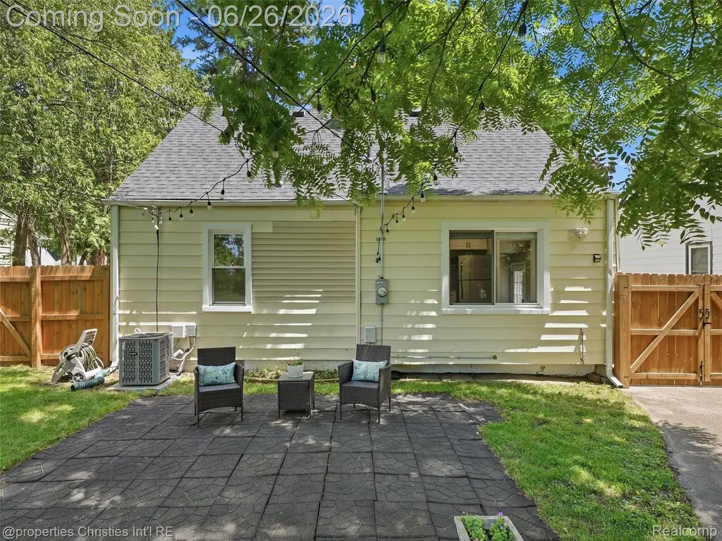 23203 Violet Street Farmington City MI 48336