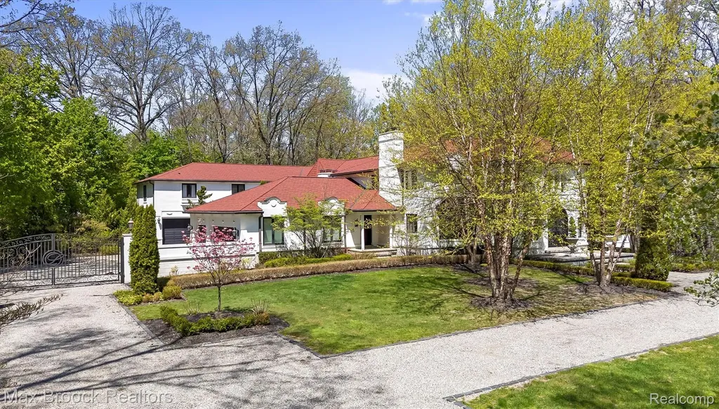 5190 Clarendon Crest Street Bloomfield Charter Township MI 48302