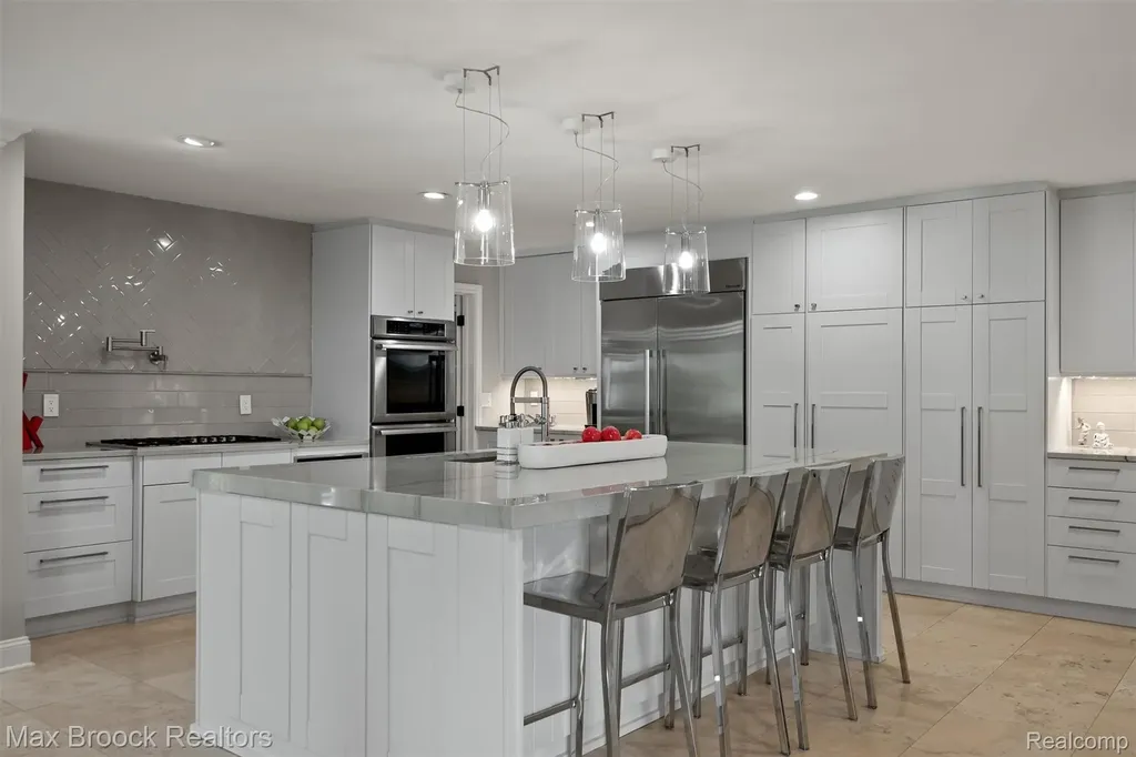 5190 Clarendon Crest Street Bloomfield Charter Township MI 48302