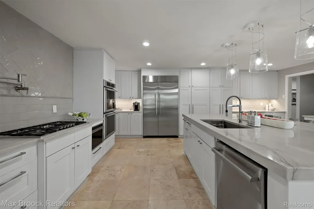 5190 Clarendon Crest Street Bloomfield Charter Township MI 48302