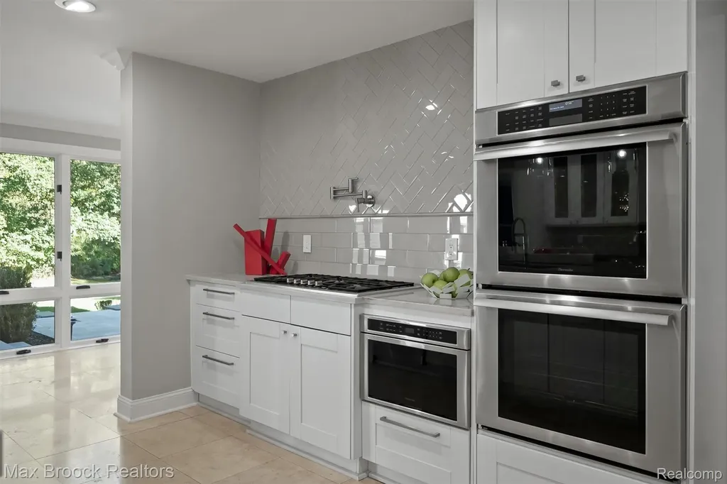 5190 Clarendon Crest Street Bloomfield Charter Township MI 48302