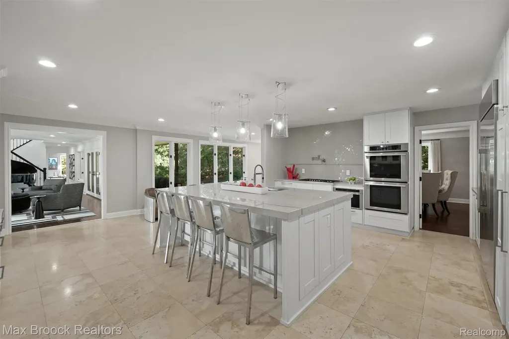 5190 Clarendon Crest Street Bloomfield Charter Township MI 48302