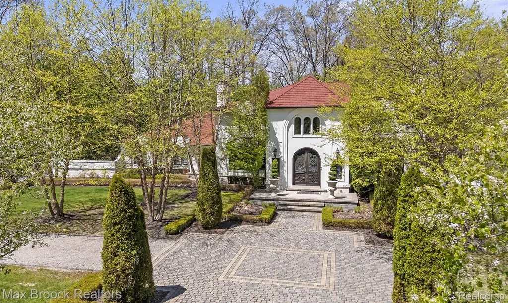 5190 Clarendon Crest Street Bloomfield Charter Township MI 48302