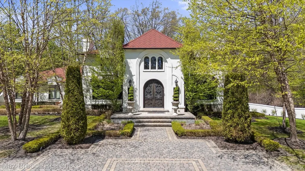 5190 Clarendon Crest Street Bloomfield Charter Township MI 48302