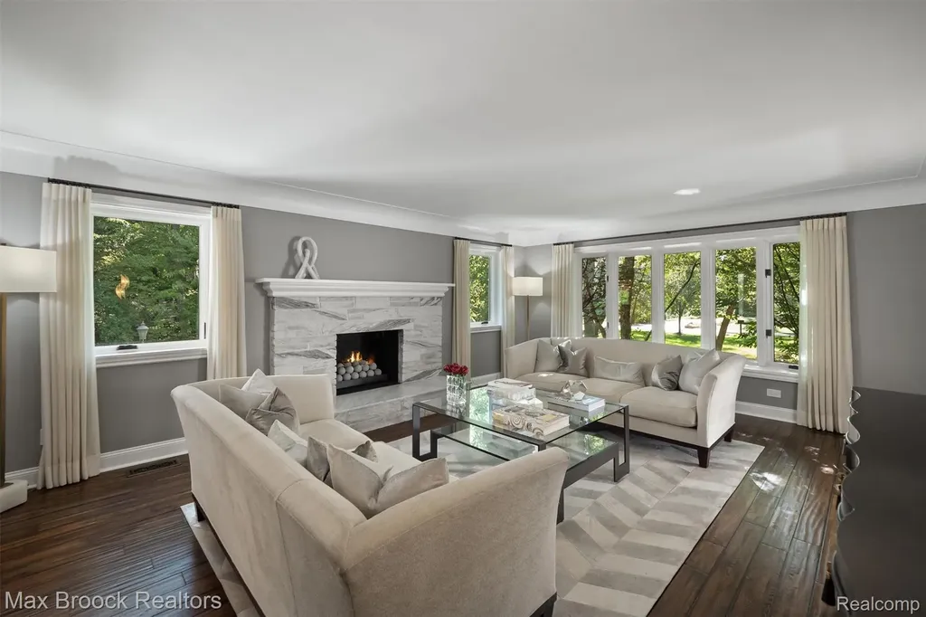 5190 Clarendon Crest Street Bloomfield Charter Township MI 48302