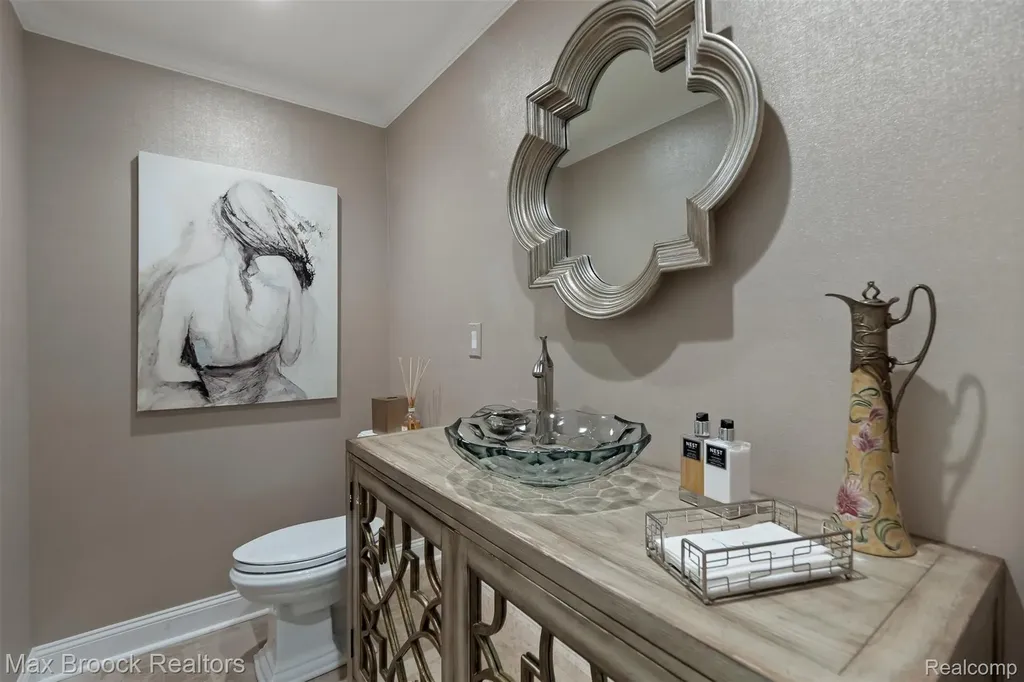 5190 Clarendon Crest Street Bloomfield Charter Township MI 48302