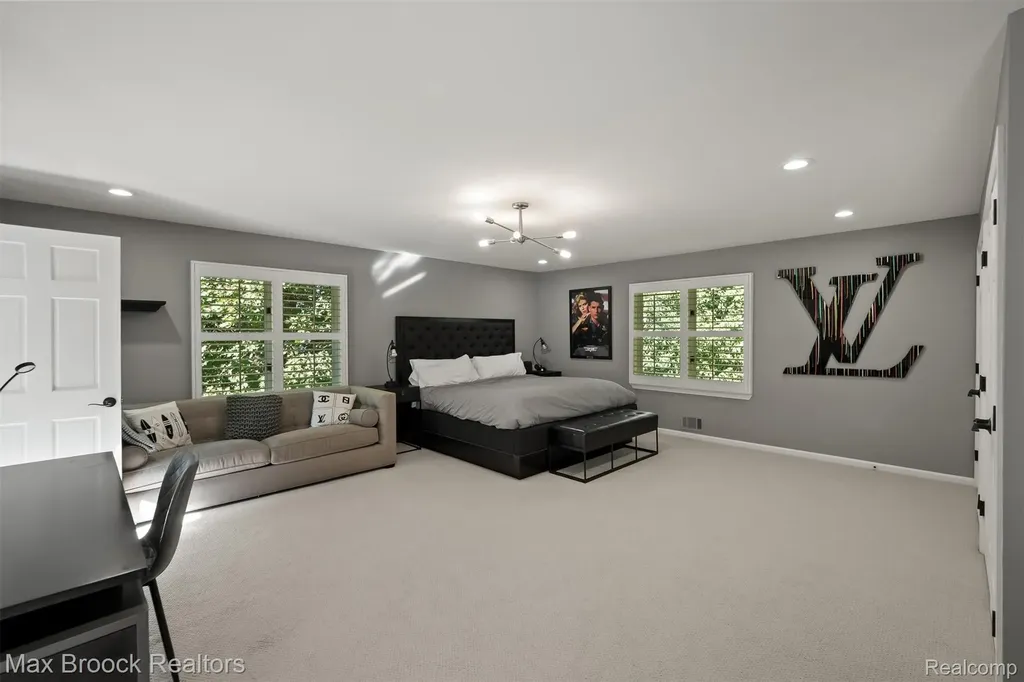 5190 Clarendon Crest Street Bloomfield Charter Township MI 48302