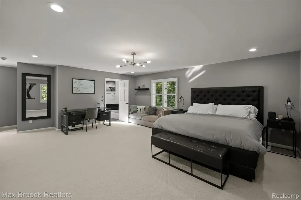 5190 Clarendon Crest Street Bloomfield Charter Township MI 48302