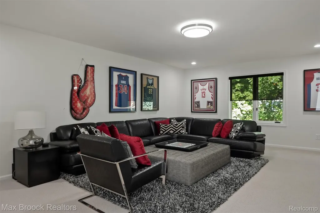 5190 Clarendon Crest Street Bloomfield Charter Township MI 48302