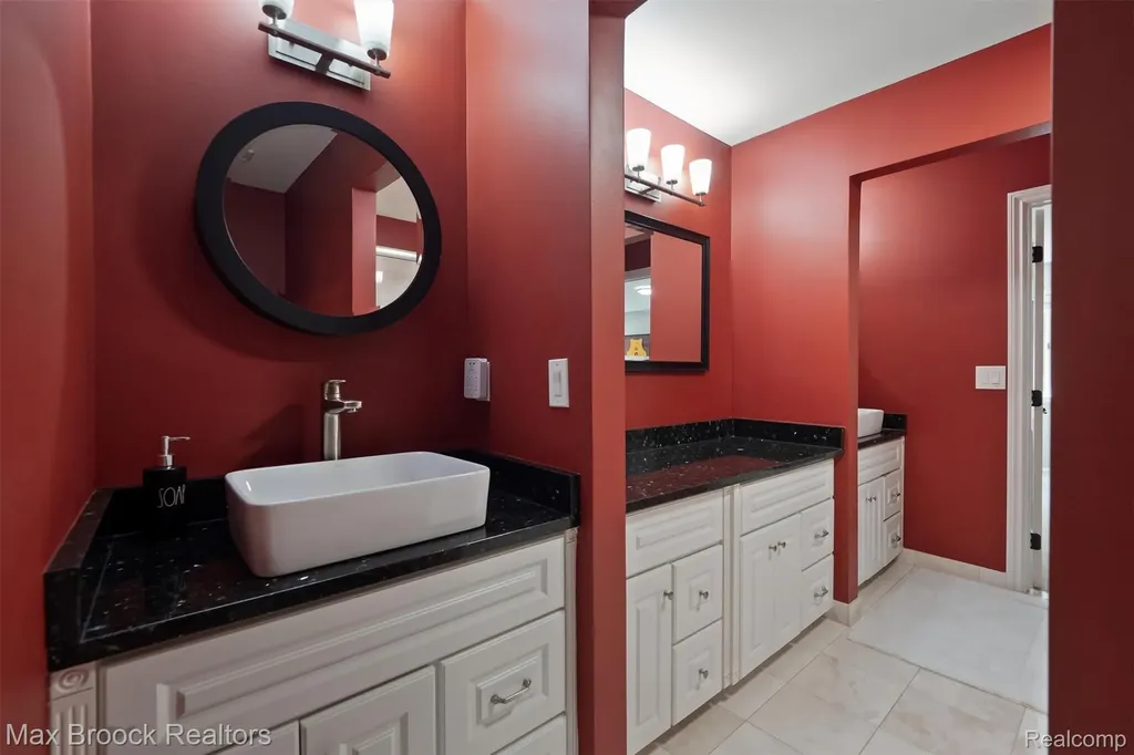 5190 Clarendon Crest Street Bloomfield Charter Township MI 48302