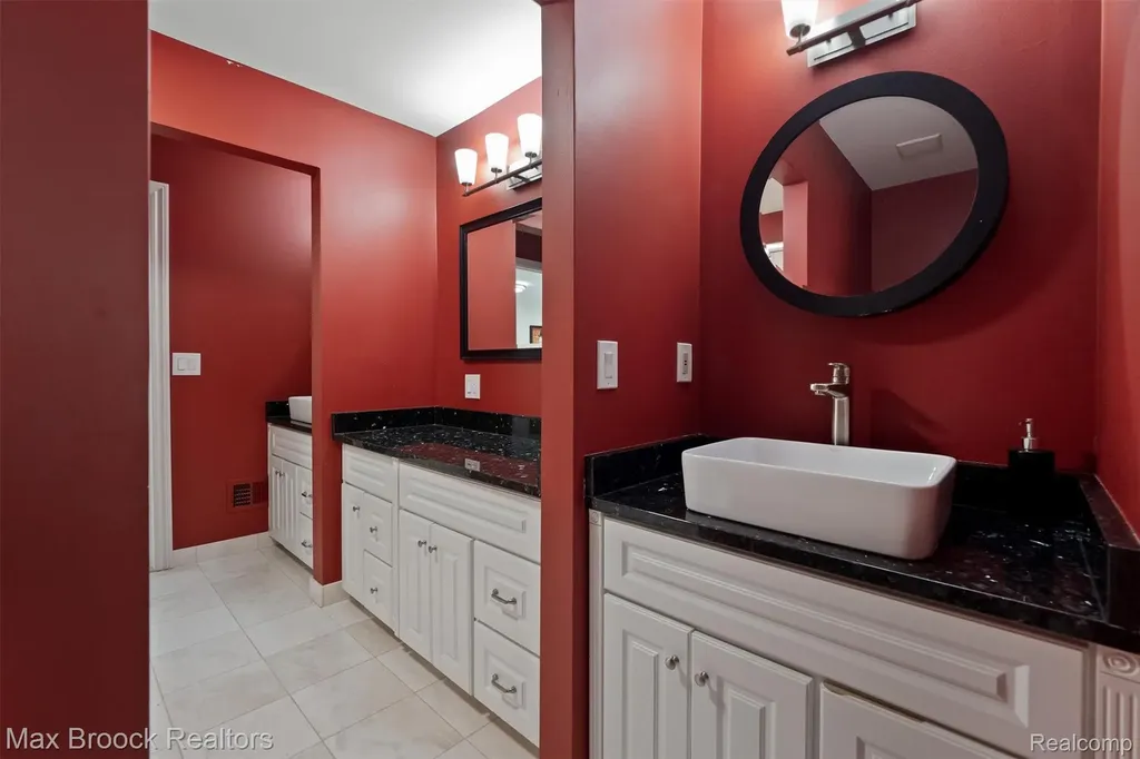5190 Clarendon Crest Street Bloomfield Charter Township MI 48302