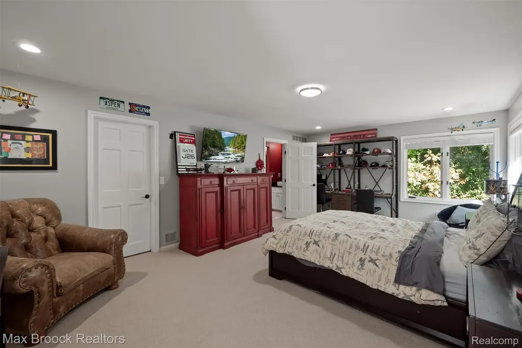 5190 Clarendon Crest Street Bloomfield Charter Township MI 48302