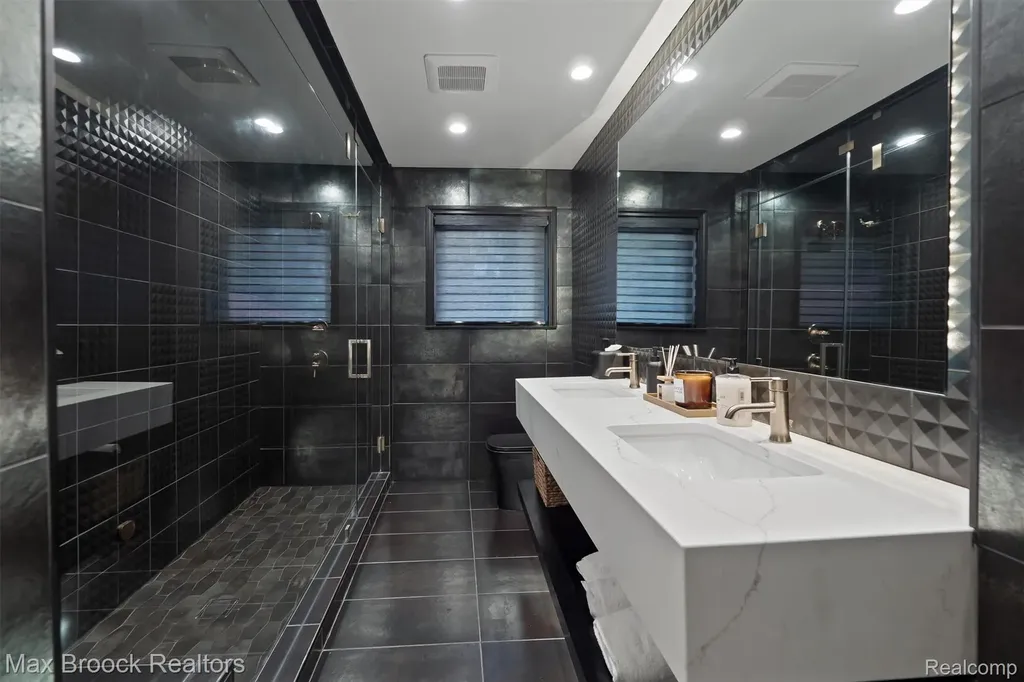 5190 Clarendon Crest Street Bloomfield Charter Township MI 48302