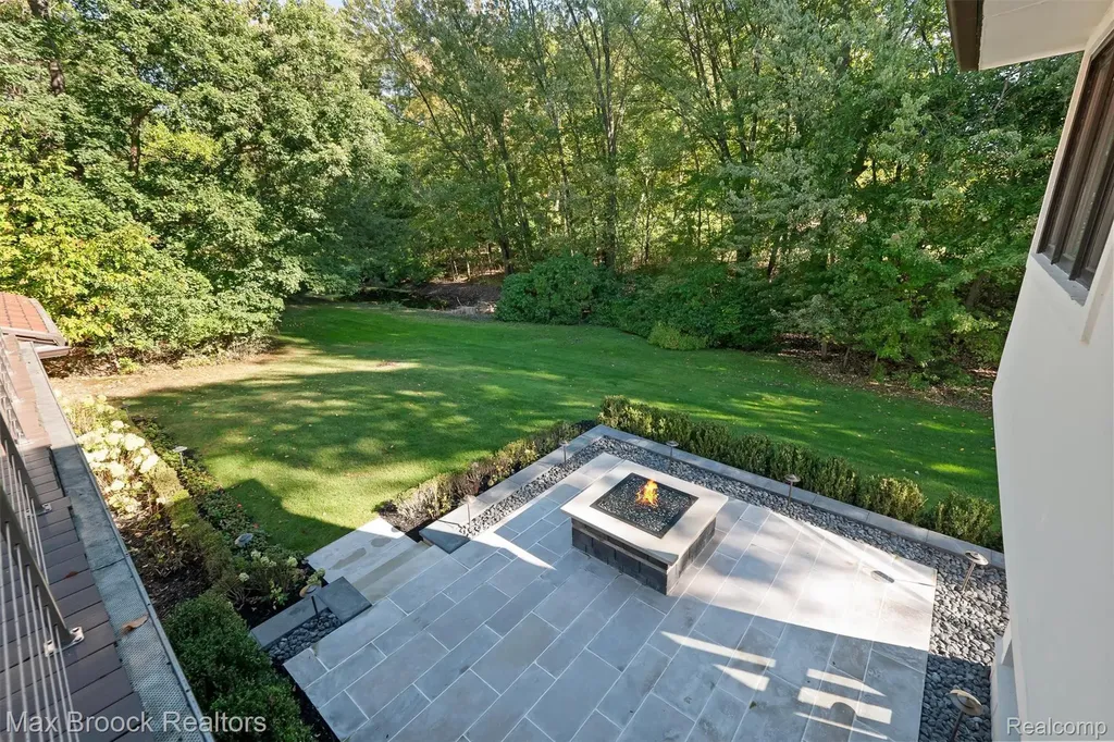 5190 Clarendon Crest Street Bloomfield Charter Township MI 48302
