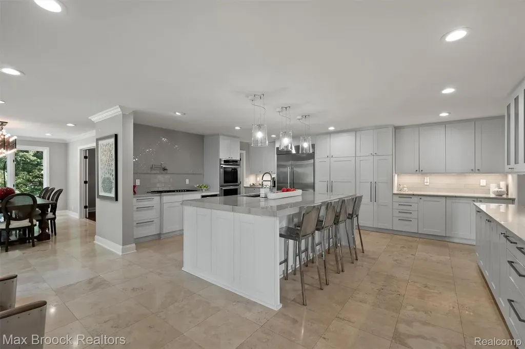 5190 Clarendon Crest Street Bloomfield Charter Township MI 48302