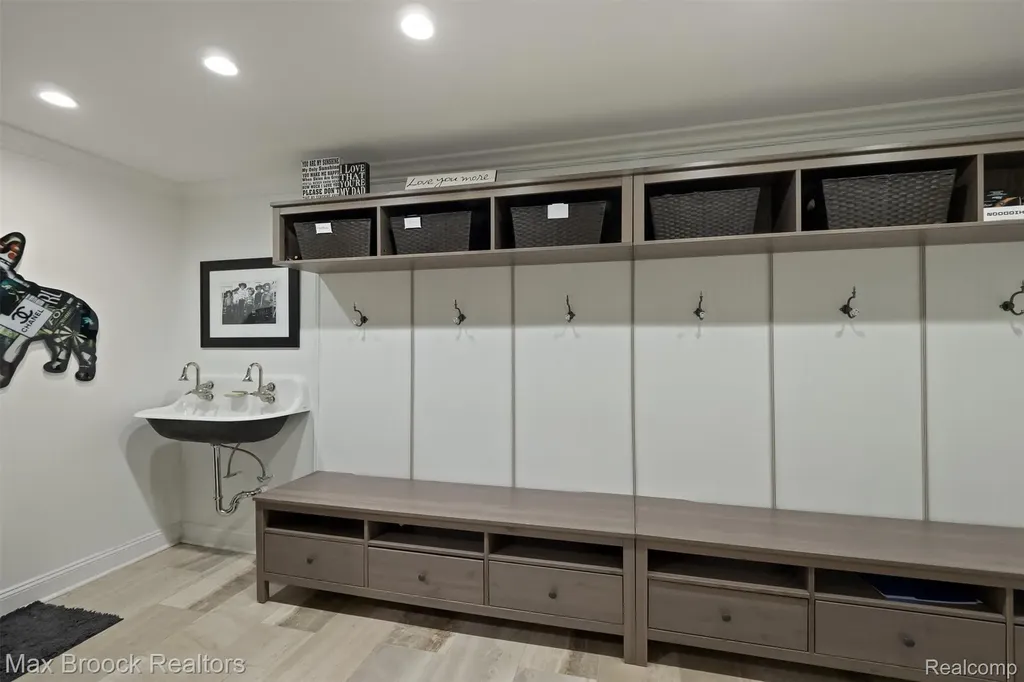 5190 Clarendon Crest Street Bloomfield Charter Township MI 48302
