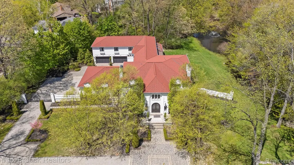 5190 Clarendon Crest Street Bloomfield Charter Township MI 48302