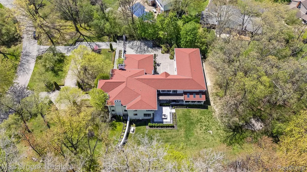 5190 Clarendon Crest Street Bloomfield Charter Township MI 48302