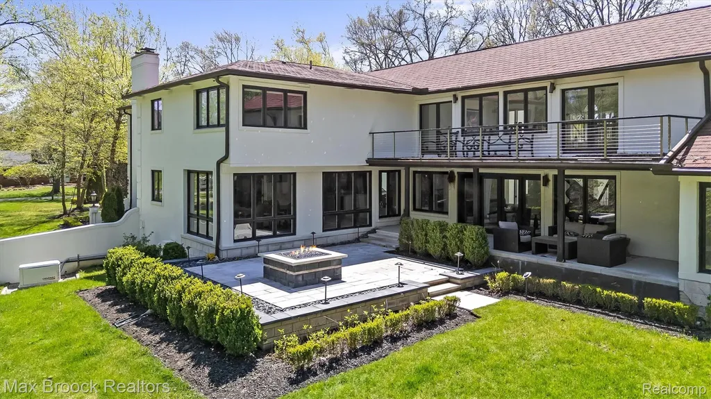 5190 Clarendon Crest Street Bloomfield Charter Township MI 48302