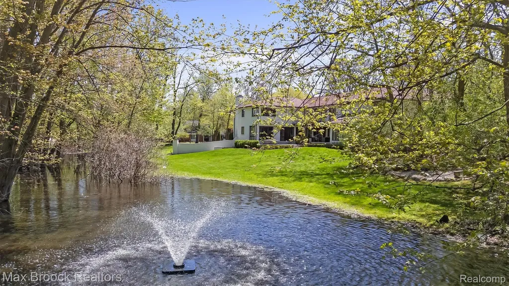 5190 Clarendon Crest Street Bloomfield Charter Township MI 48302