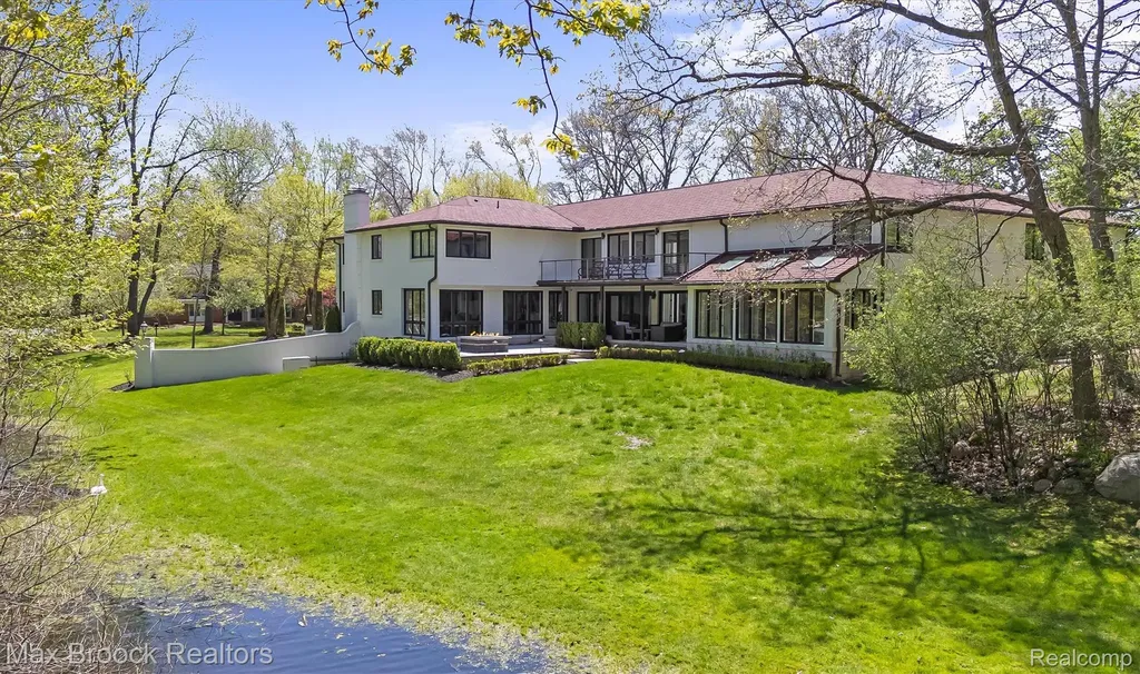 5190 Clarendon Crest Street Bloomfield Charter Township MI 48302