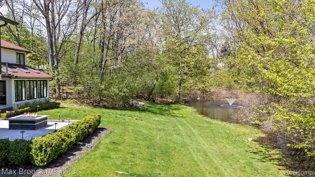 5190 Clarendon Crest Street Bloomfield Charter Township MI 48302
