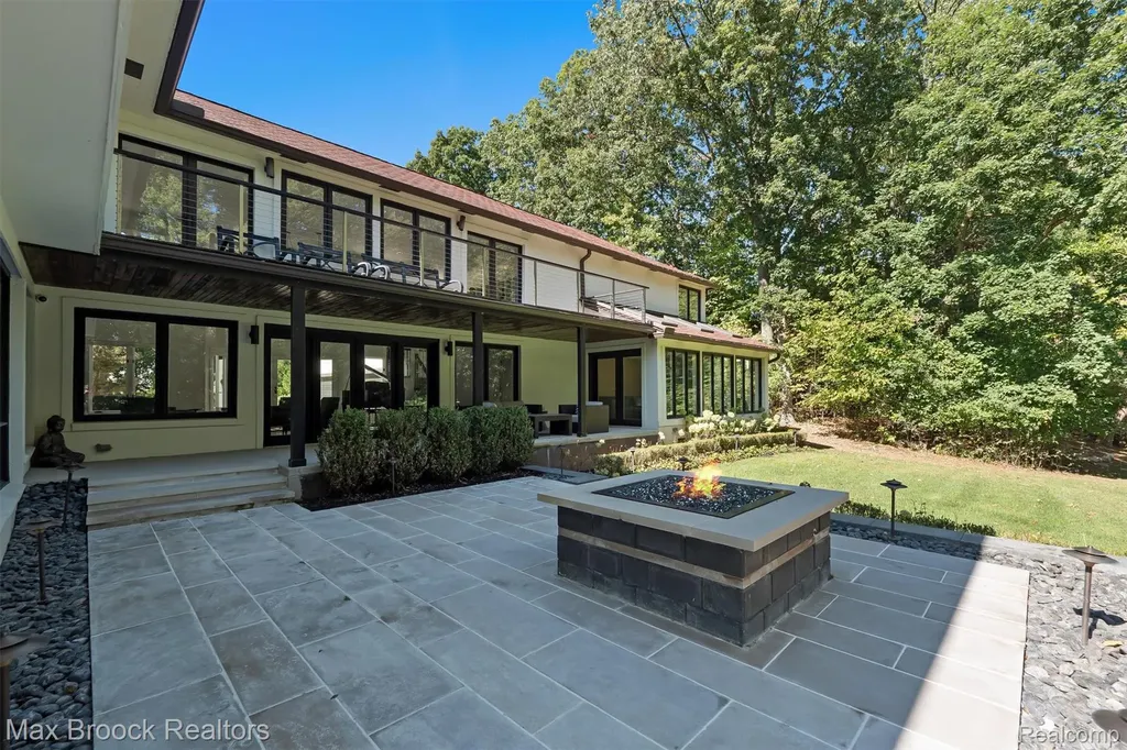 5190 Clarendon Crest Street Bloomfield Charter Township MI 48302