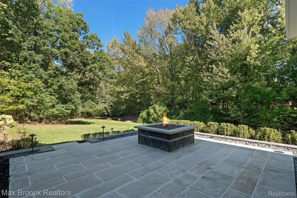 5190 Clarendon Crest Street Bloomfield Charter Township MI 48302