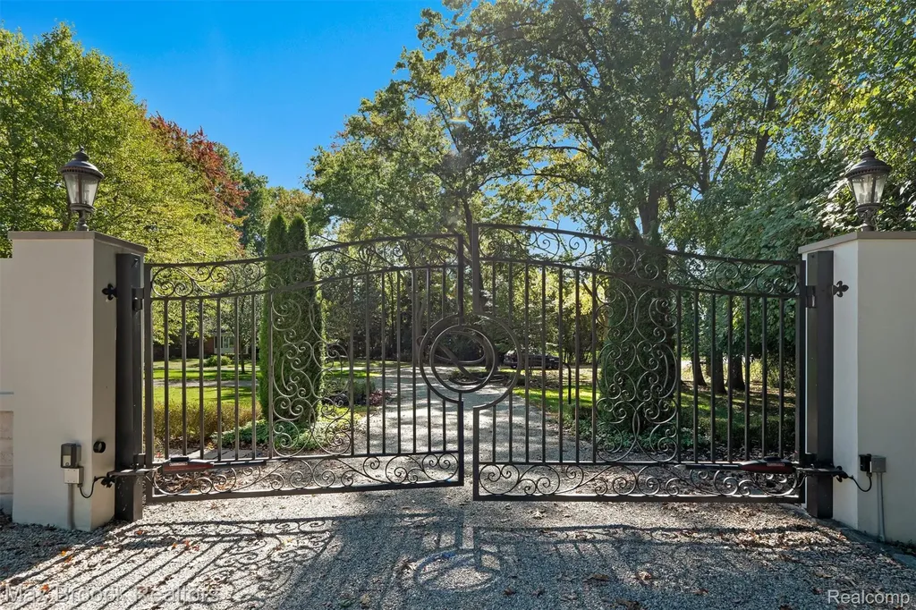 5190 Clarendon Crest Street Bloomfield Charter Township MI 48302