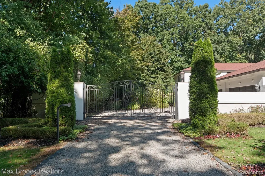 5190 Clarendon Crest Street Bloomfield Charter Township MI 48302