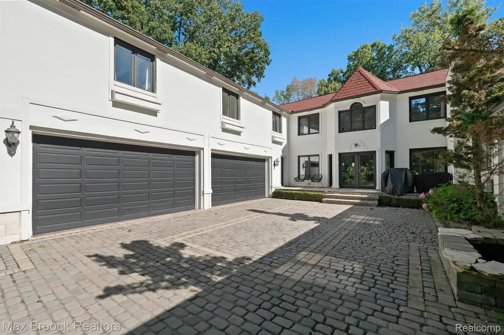 5190 Clarendon Crest Street Bloomfield Charter Township MI 48302