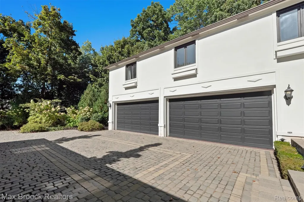 5190 Clarendon Crest Street Bloomfield Charter Township MI 48302