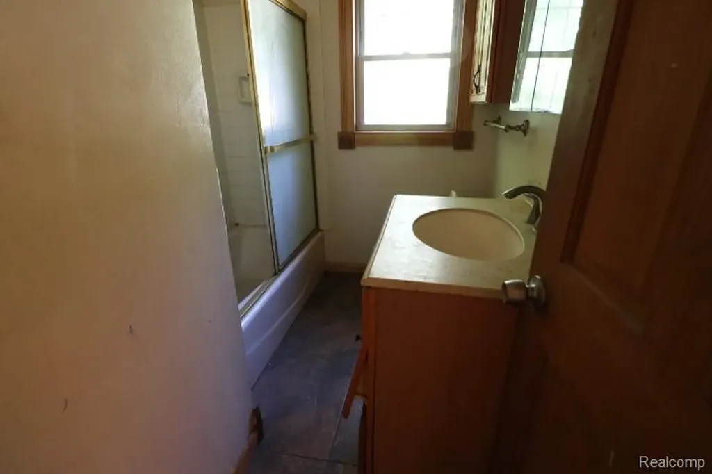 5710 Dupont Street Flint City MI 48505