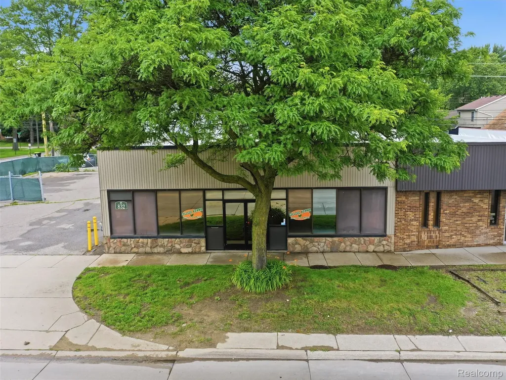 832 W 11 Mile Road Madison Heights City MI 48071