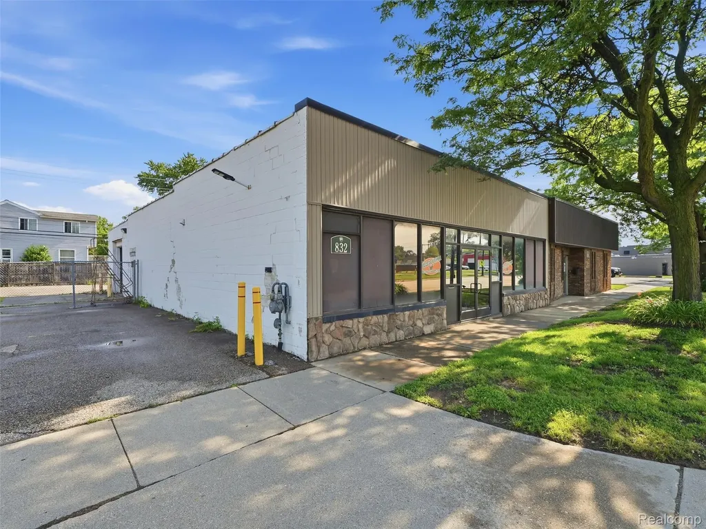 832 W 11 Mile Road Madison Heights City MI 48071