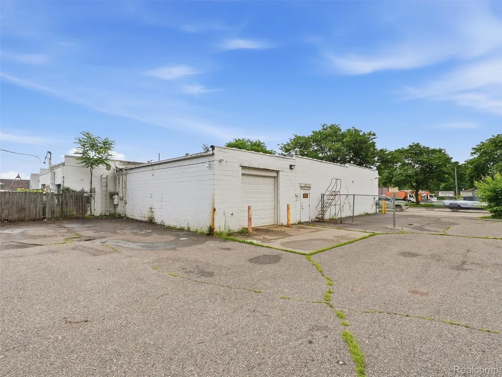 832 W 11 Mile Road Madison Heights City MI 48071