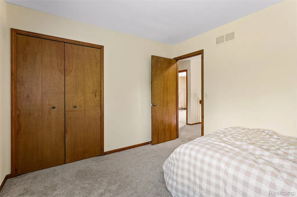 24982 Portsmouth Avenue Novi City MI 48374