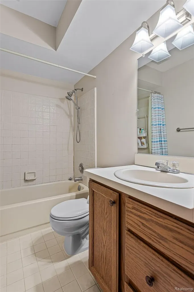 24982 Portsmouth Avenue Novi City MI 48374