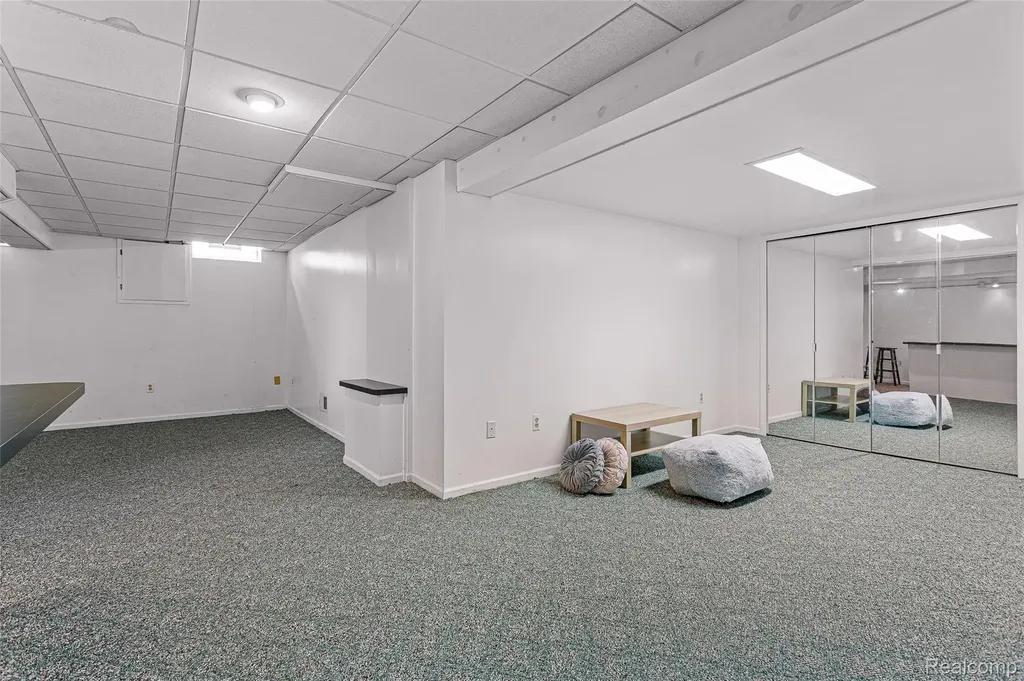24982 Portsmouth Avenue Novi City MI 48374