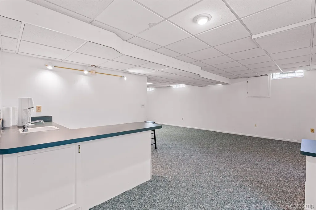24982 Portsmouth Avenue Novi City MI 48374