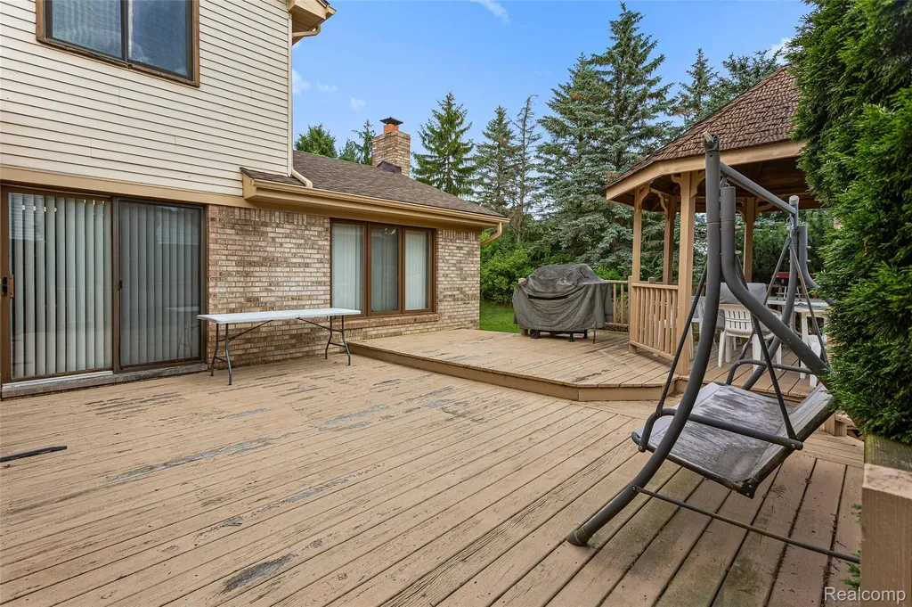 24982 Portsmouth Avenue Novi City MI 48374