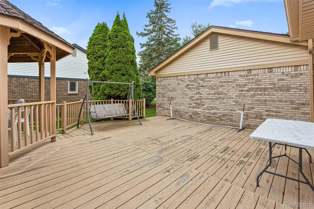 24982 Portsmouth Avenue Novi City MI 48374